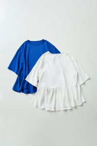 ・フレアカーテンTシャツ　¥7,590(税込)
オフホワイト、ブルー/フリーサイズ