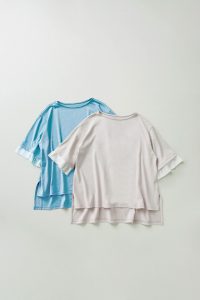 ・袖シャラTシャツ　¥7,590(税込)
グレージュ、ライトブルー/フリーサイズ